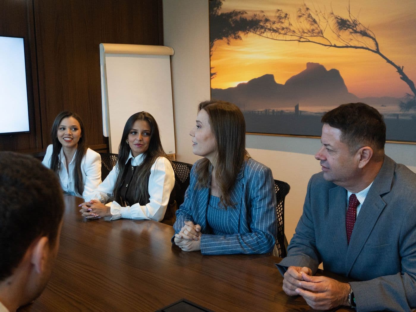 Advogados em reunião analisando documentos empresariais