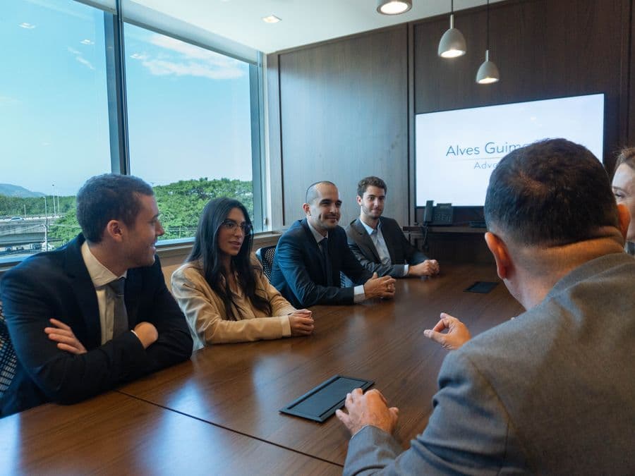 Profissionais em reunião na sala de conferência